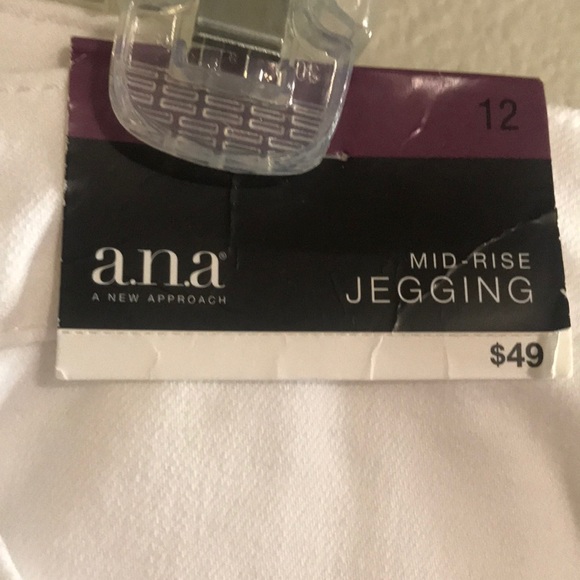 26. NWT mid rise Jegging - Picture 2 of 5